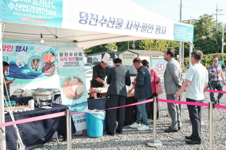 당진시가 양식장에서 키운 연어를 선보이고 있다. / 당진시