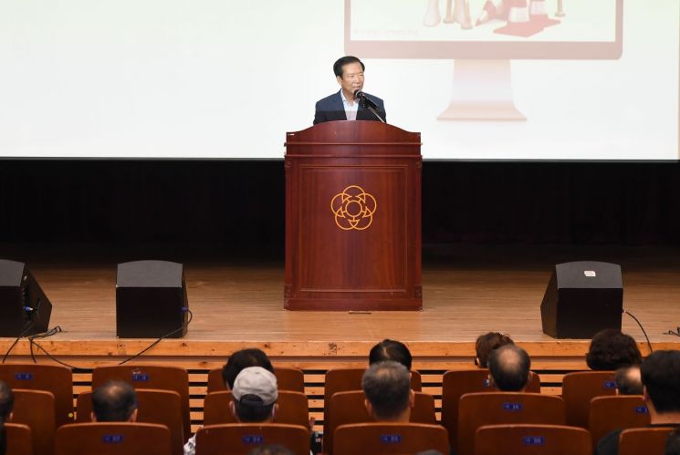 거창군이 현업업무종사자 대상 안전보건교육을 진행하고 있다.