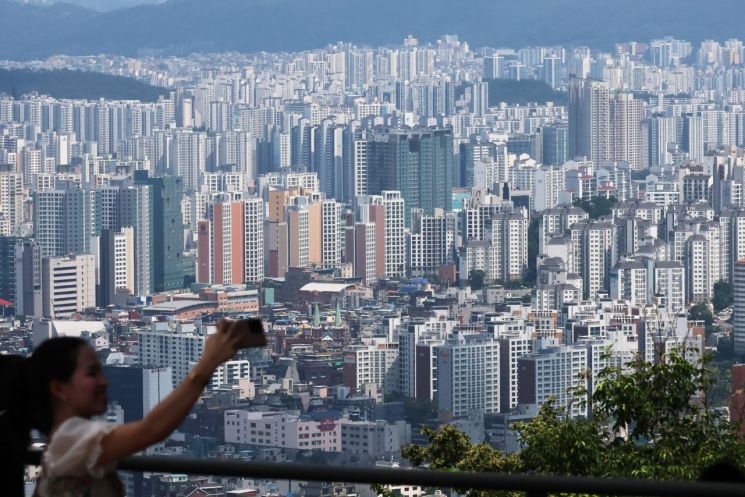 서울 남산에서 바라본 시내 아파트 모습. [사진출처=연합뉴스]