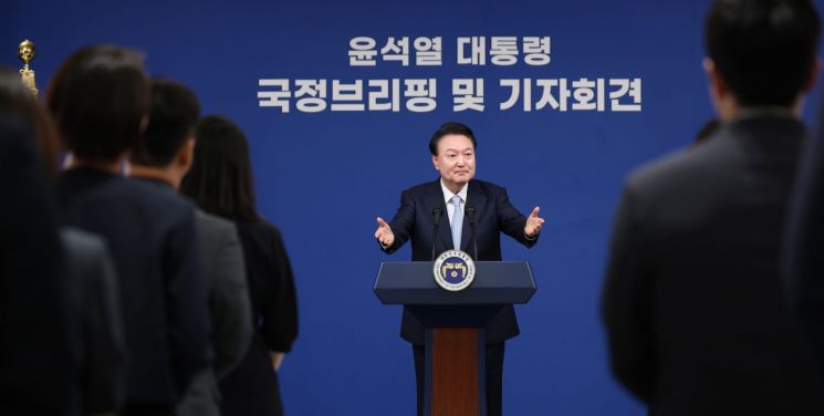 윤석열 대통령이 29일 오전 서울 용산 대통령실 청사에서 열린 '국정브리핑 및 기자회견'에 입장하고  있다. [이미지출처=연합뉴스]