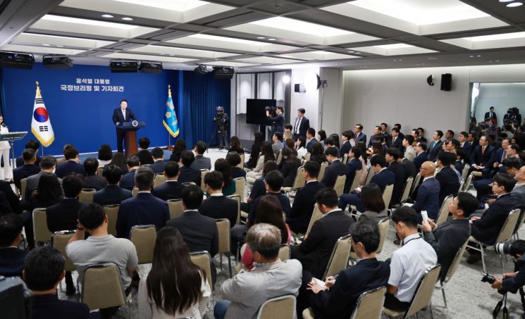 윤석열 대통령이 29일 오전 서울 용산 대통령실 청사에서  '국정브리핑 및 기자회견'을 하고 있다. [이미지출처=연합뉴스]