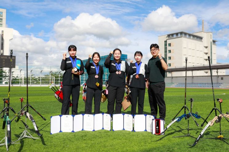 제27회 한국대학양궁선수권대회 단체전에서 3위를 차지한 동서대학교 양궁부.