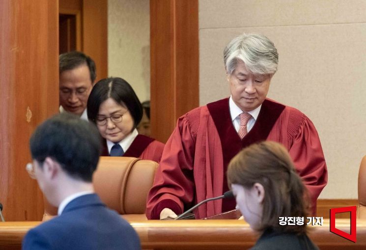 이종석 헌법재판소장를 비롯한 헌법재판관들이 29일 오후 헌법소원·위헌법률 심판이 열린 서울 종로구 헌법재판소 심판정에 입장하고 있다. 사진=강진형 기자aymsdream@
