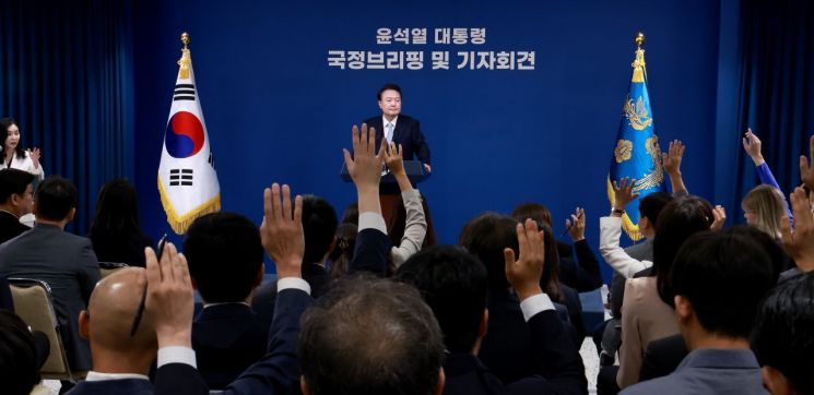 윤석열 대통령이 29일 오전 서울 용산 대통령실 청사 브리핑실에서 열린 '국정브리핑 및 기자회견'에서 취재진의 질문을 받고 있다. [이미지출처=연합뉴스]