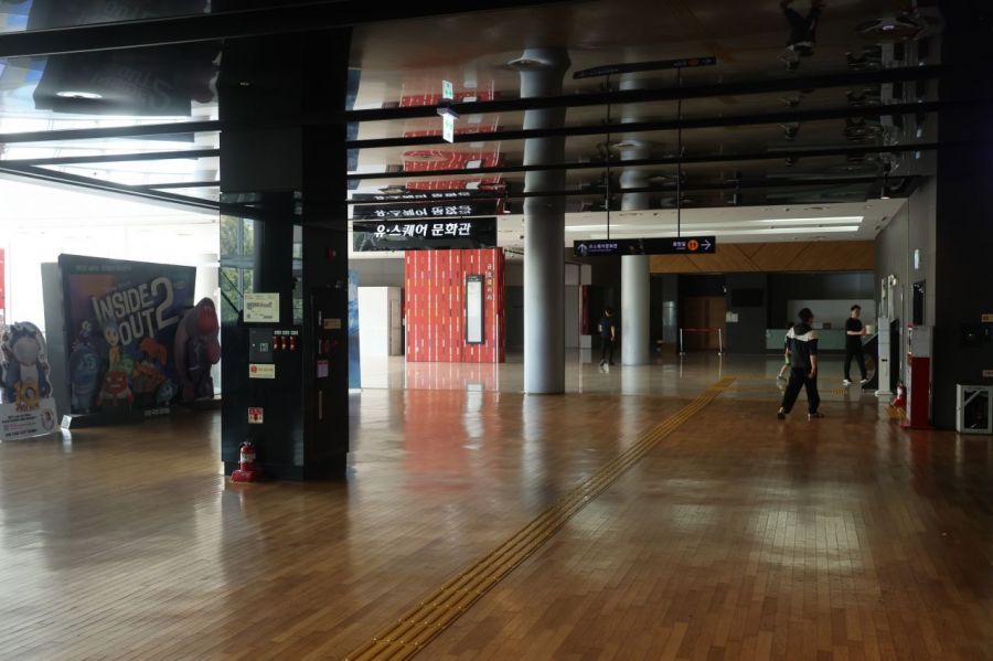 Gwangju City Integrated Bus Terminal and Complex Cultural Space, U-Square. Although the U-Square Cultural Center was closed for the expansion of the complex shopping mall, cultural facilities such as the theater and coffee shop are still operating, attracting a considerable number of citizens on weekends. Photo by Heo Younghan