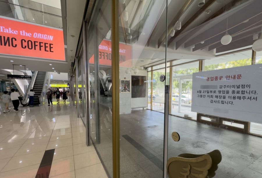 Gwangju City Intercity Bus Terminal and Complex Cultural Space U-Square. Some stores are vacant. Photo by Huh Younghan