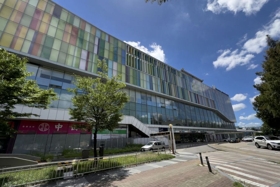 The Gwangju U-Square Culture Center, which was closed for the construction of a complex shopping mall. The theater and some facilities in the same building are still in operation, attracting many citizens. Photo by Heo Younghan