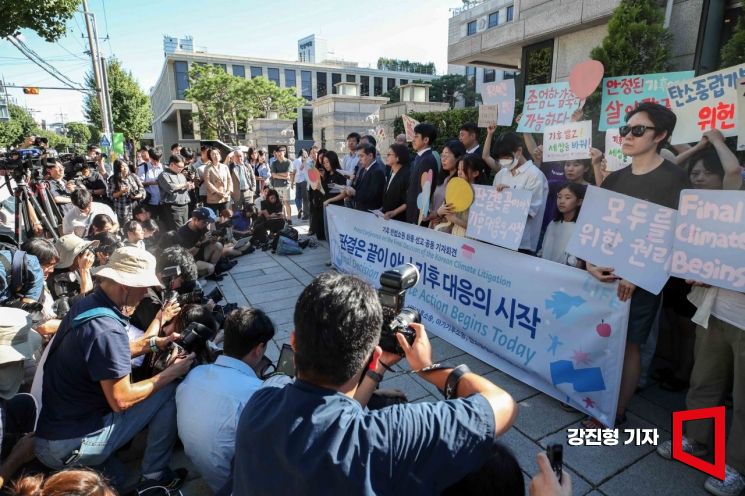 우리 정부의 기후 위기 대응이 국민의 기본권을 침해할 수 있다는 헌법재판소의 판단이 나온 지난 29일 서울 종로구 헌법재판소 앞에서 변호인단 및 소송 청구인들이 기자회견을 하고 있다. 사진=강진형 기자aymsdream@