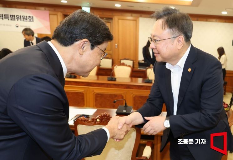 [포토] 악수하는 노연홍 위원장과 조규홍 장관