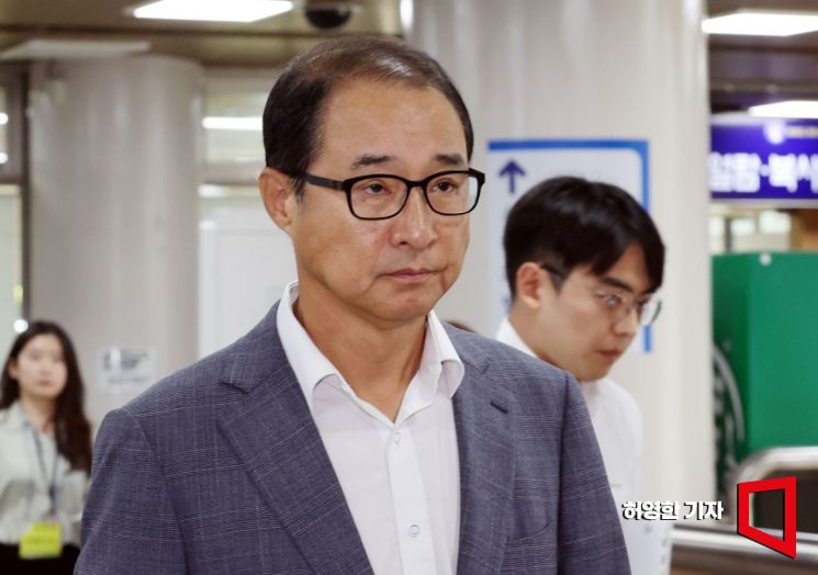 30일 열린 더불어민주당 전당대회 '돈봉투 사건' 선고 공판에서 징역 9개월에 집행유예 2년을 선고받은 이성만 전 의원이 법정을 나서고 있다. 사진=허영한 기자 younghan@