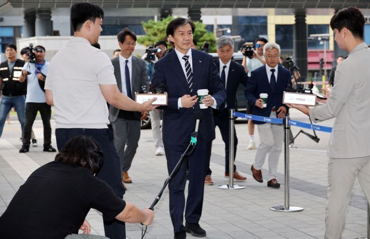 "3년째 수사 맞는 일인가"…조국, '물음표 커피' 들고 검찰 출석