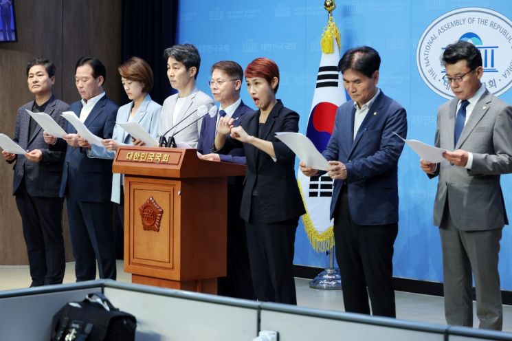 "명백한 정치보복·야당 탄압"… 민주, 文 전 대통령 딸 강제수사 비판