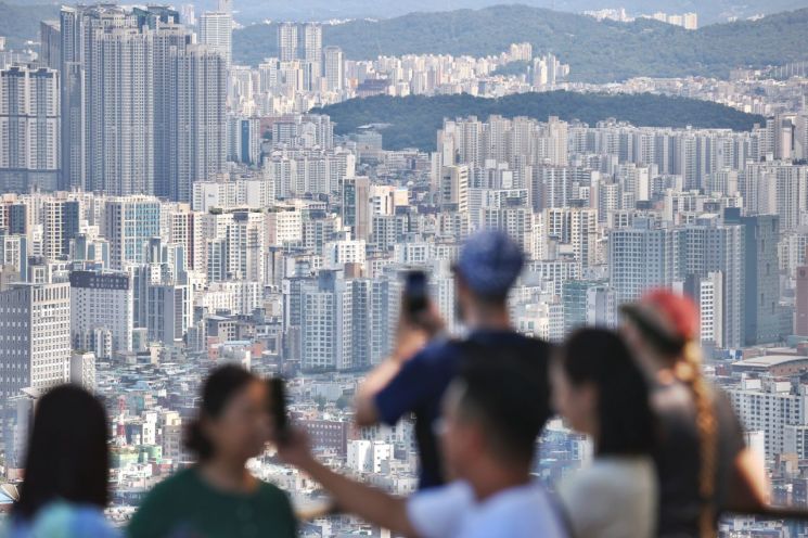 연봉 8000만원, 11년 동안 한 푼도 안 쓰고 모아야 서울 집 1채 산다