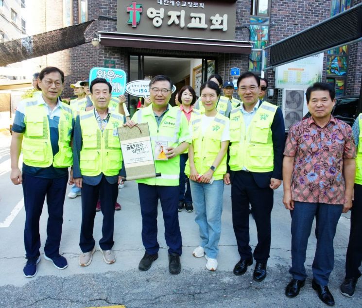 류경기 중랑구청장(왼쪽 세번째)이 구민들로부터 '골목청소왕' 임명장을 받았다.