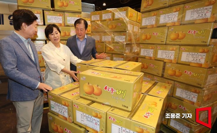 [포토] 농산물 수급 현황 점검하는 송미령 장관
