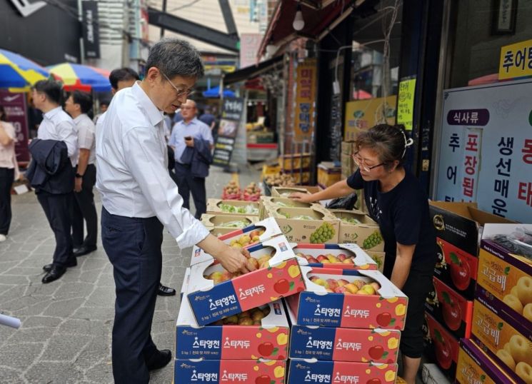 부산국세청, 추석 맞아 재래시장 장보기 행사
