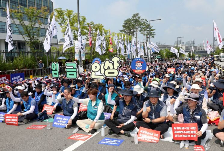 "저연차 공무원 이탈 막자"…기본급·수당 추가 인상될까