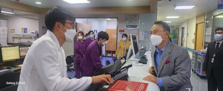 박상돈 천안시장이 순천향대학교 부속 천안병원과 단국대학교병원 권역응급의료센터 응급실을 방문해 비상진료체계를 점검했다. 단국대학교 병원을 방문한 모습.