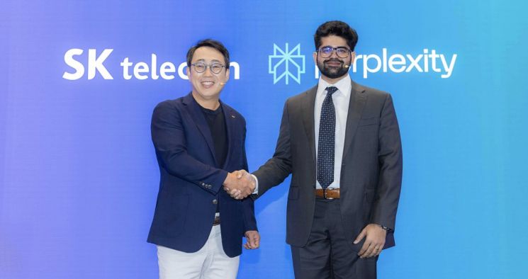 유영상 SKT CEO(왼쪽)와 아라빈드 스리니바스 퍼플렉시티 CEO가 악수를 하고 있는 모습.[사진제공=SK텔레콤]