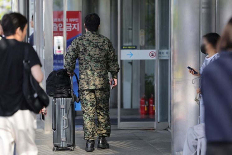 "병장 월급 받고 군의관 하느니 군대 간다"…입대 의대생 폭증