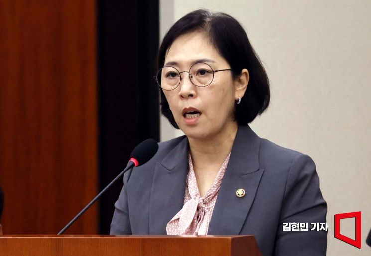 신영숙 여성가족부 차관이 4일 국회에서 열린 여성가족위원회 전체회의에서 딥페이크 성범죄 대응 현황을 보고하고 있다. 사진=김현민 기자 kimhyun81@