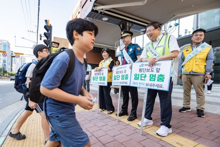 김경호 광진구청장(오른쪽 두번째)이 어린이들 등교 시간에 맞춰 교통안전 캠페인을 벌이고 있다.