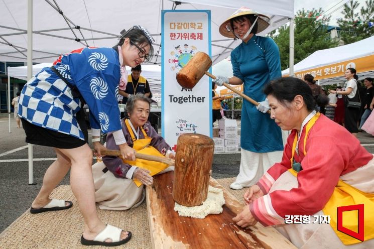 [포토] 자국 전통 의상 입고 떡매 치는 다문화가정 여성들