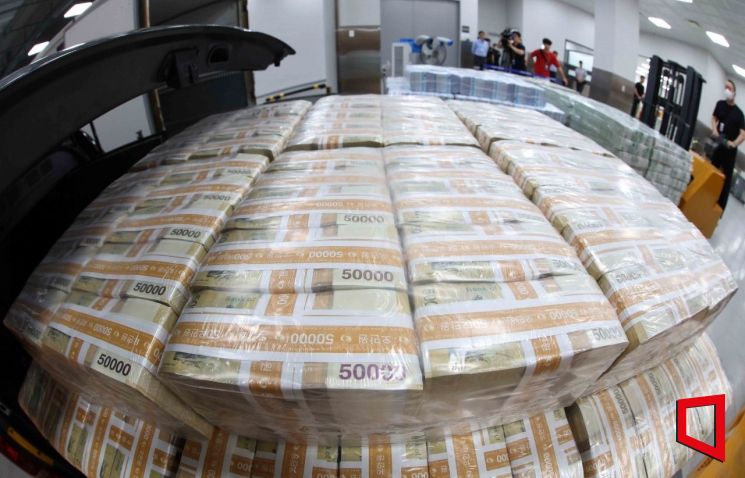 5일 서울 중구 한국은행 화폐수납장에서 관계자들이 추석 화폐 공급을 하고 있다. 사진=사진공동취재단