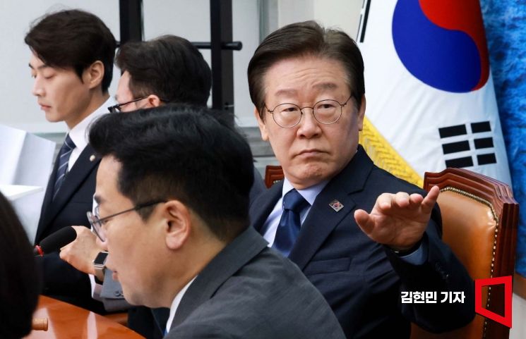 [포토] 손짓하는 이재명 대표