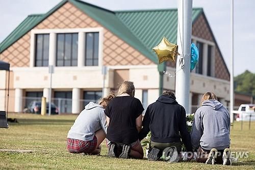 지난 4일 총격 사건 벌어진 조지아주 고등학교에서 희생자 추모하는 학생들 [사진출처=AFP/연합뉴스]