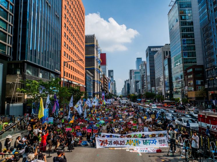 "기후가 아니라 세상을 바꾸자"…강남서 기후위기 대규모 집회