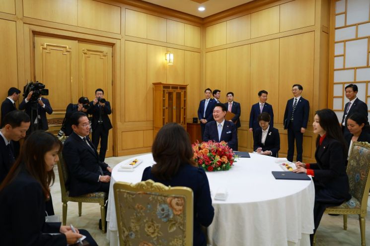 윤석열 대통령과 김건희 여사가 6일 청와대 본관에서 방한한 기시다 후미오 일본 총리, 부인 유코 여사와 차담을 나누고 있다. [이미지출처=연합뉴스]