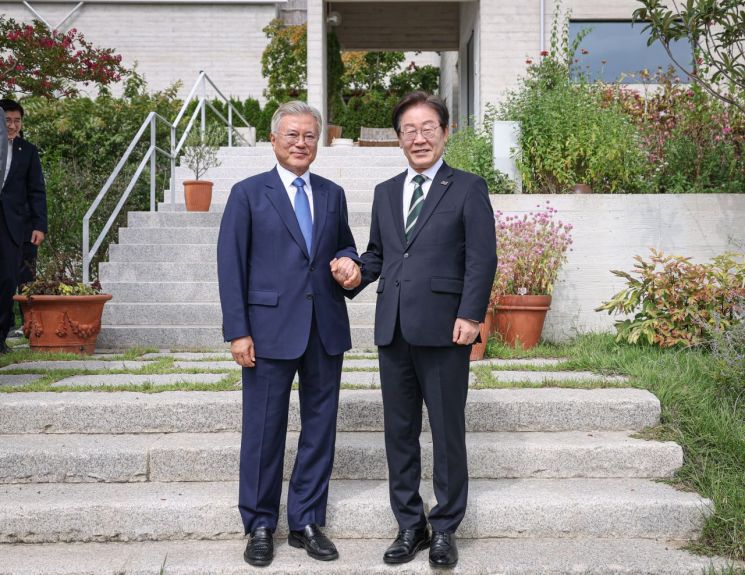 이재명, 문재인 예방…"尹정부, 대통령 가족에 정치탄압", "당당하게 임할것"