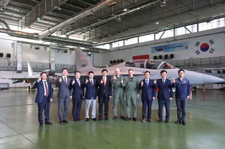 경남대표단이 폴란드 민스크 공군기지를 방문해 기지 근무자들과 기념사진을 찍고 있다. [사진제공=경남도청]