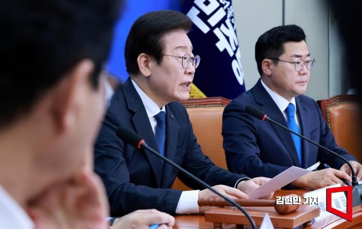 [포토] 이재명 "尹정부, 대통령 가족에 정치탄압"…文 "당당히 임할것"
