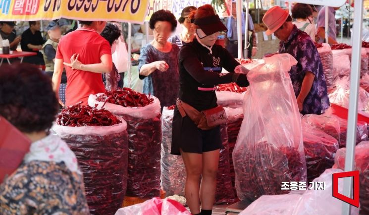[포토] 성남 모란오일장 찾은 사람들