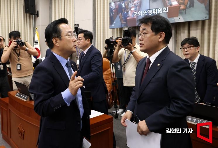 [포토] 대화하는 여야 운영위 간사
