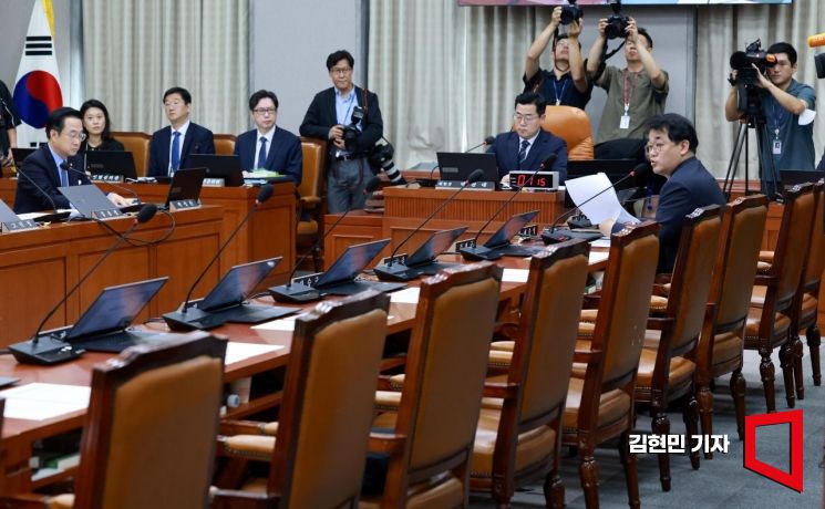 [포토] 운영위 여당 의원 중 홀로 참석한 배준영