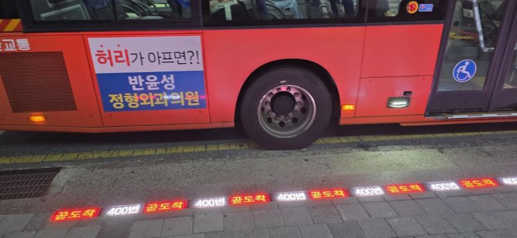 충남 천안시가 남산중앙시장 스마트정류장에 ‘인공지능(AI) 스마트정류장 안심승차 유도시스템’을 구축했다.
