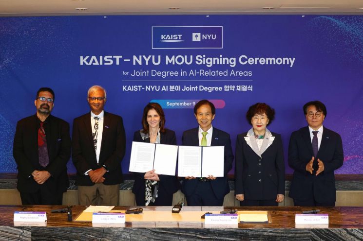 9일 서울 포시즌호텔에서 열린 KAIST-NYU 공동학위제 MOU 체결후 참석자들이 기념촬영을 하고 있다. (왼쪽부터) 엘리엇 보렌스타인 NYU 부총장, 라구 선다람  NYU 부총장, 린다 밀스  NYU 총장, 이광형 KAIST 총장, 김명자 KAIST 이사장, 여현덕 KAIST G-SCHOOL 원장. 사진제공=KAIST