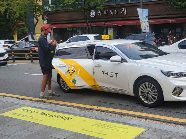 광주비엔날레 전시관 입구에 위치한 '카카오 T 택시 픽업존' [사진=카카오모빌리티]