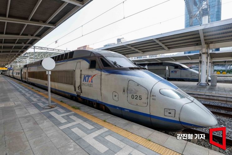 서울역에서 정차 중인 KTX 열차. 사진=강진형 기자aymsdream@