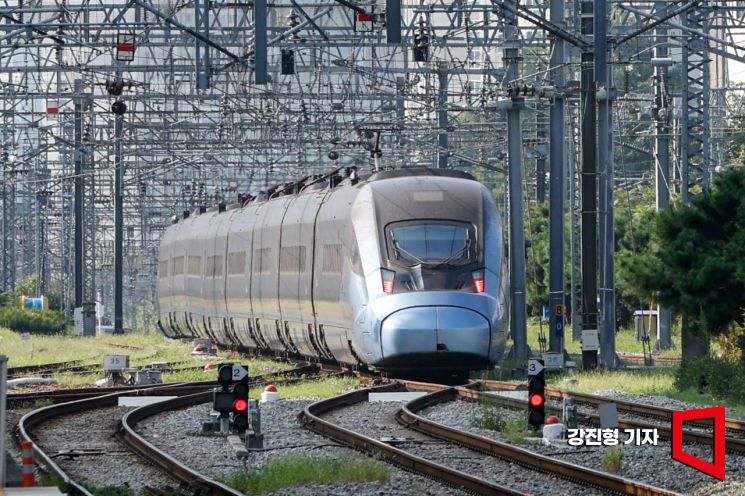 서울역에서 KTX 열차가 승객을 싣고 목적지로 출발하고 있다.