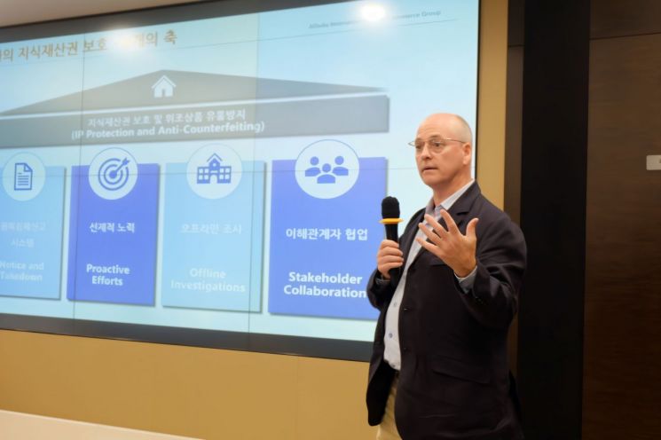 다니엘 도허티 알리바바 인터내셔널 디지털커머스(AIDC) 상무이사가 이달 초 중국 항저우 알리바바 시시캠퍼스에서 한국 취재진과 만나 질문에 답하고 있다. [사진제공=알리바바]