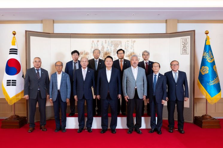 尹 만난 원전 원로들 "원전 정책 변치 않을 거란 믿음 줘야"