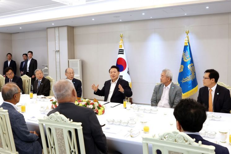 尹 만난 원전 원로들 "원전 정책 변치 않을 거란 믿음 줘야"