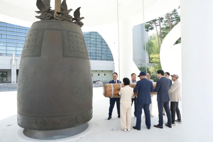충남 천안시가 10일 천안시청사 앞 천안시민의 종각 앞에서 ‘천안시민의 날’ 기념식과 ‘천안시민의 종’ 준공식을 개최했다.