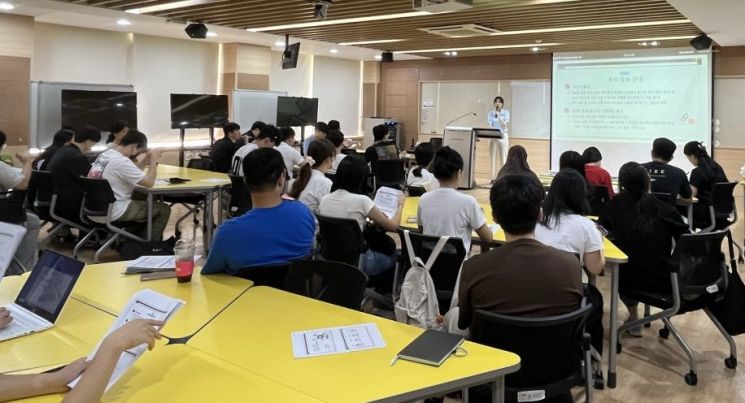 동아대 원격교육지원센터 오리엔테이션 교육 현장 진행 모습.