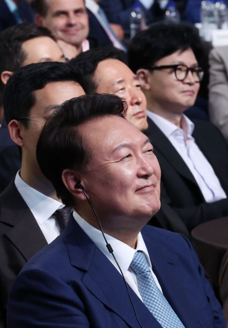 尹 "AI 등 혁신기술, 가짜뉴스·딥페이크 부작용…굳게 연대해야"