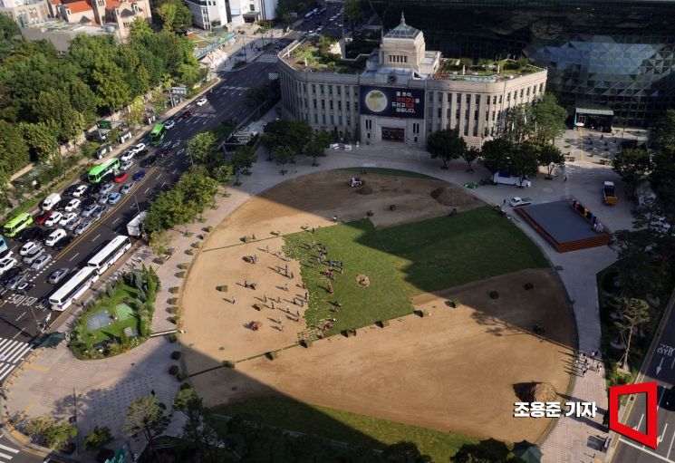 [포토] 잔디로 덮히는 서울광장